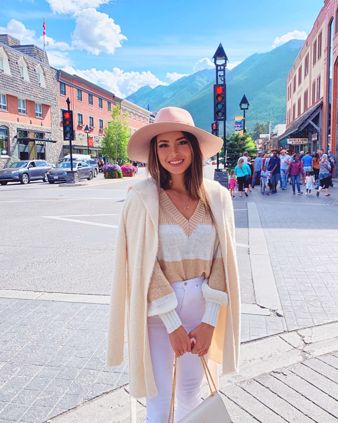 Lake Louise and Banff travel guide in the fall outfits hapatime